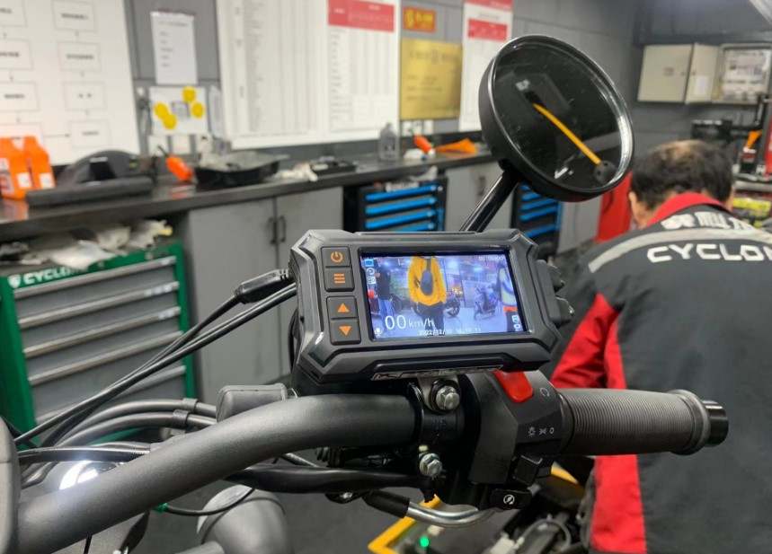 1080P Dashcam til Motorcykel med 3" IPS skærm - GPS, Wifi, Filmer foran og bagved